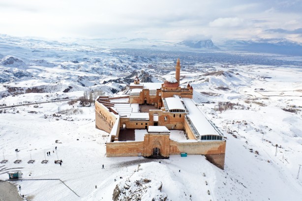 Foto - 4 mevsim ayrı güzel! Osmanlı, Selçuklu mimarisinden izler taşıyan tarihi İshak Paşa Sarayı martta karla kaplandı!