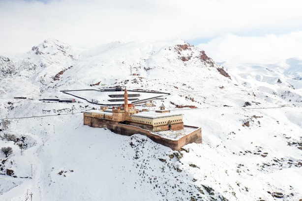 Foto - 4 mevsim ayrı güzel! Osmanlı, Selçuklu mimarisinden izler taşıyan tarihi İshak Paşa Sarayı martta karla kaplandı!