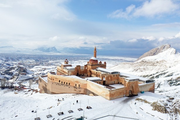 Foto - 4 mevsim ayrı güzel! Osmanlı, Selçuklu mimarisinden izler taşıyan tarihi İshak Paşa Sarayı martta karla kaplandı!