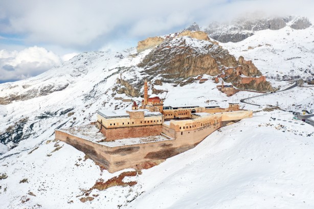 Foto - 4 mevsim ayrı güzel! Osmanlı, Selçuklu mimarisinden izler taşıyan tarihi İshak Paşa Sarayı martta karla kaplandı!