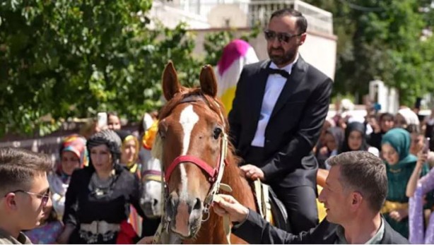 Foto - 4 saatlik takı töreni! İnanılmaz rakam