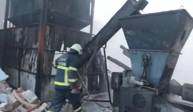 4 saatte söndürülebildi! Niğde'de plastik geri dönüşüm tesisinde korkutan yangın