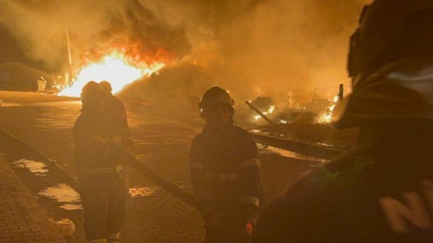 Foto - 4 saatte söndürülebildi! Niğde'de plastik geri dönüşüm tesisinde korkutan yangın