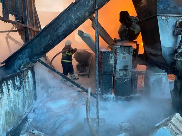 Foto - 4 saatte söndürülebildi! Niğde'de plastik geri dönüşüm tesisinde korkutan yangın