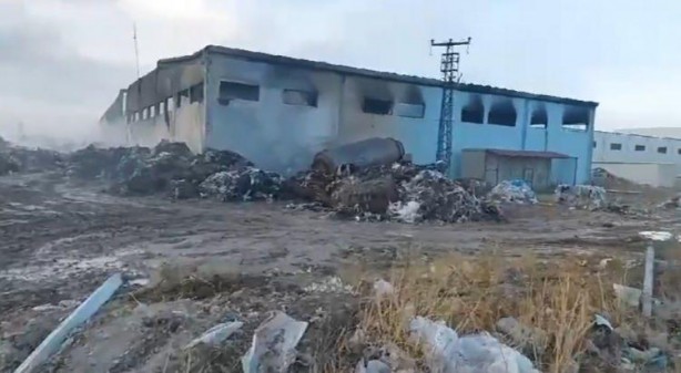 Foto - 4 saatte söndürülebildi! Niğde'de plastik geri dönüşüm tesisinde korkutan yangın