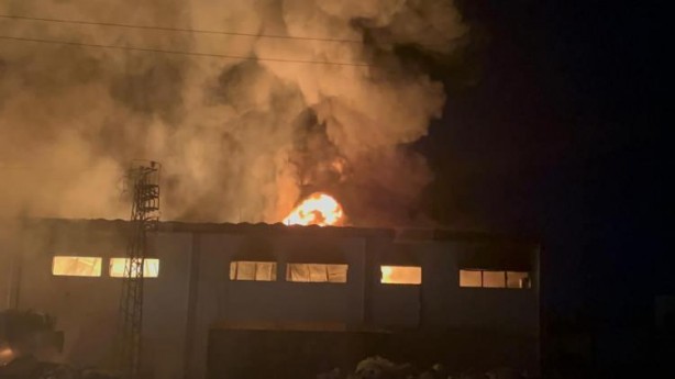 Foto - 4 saatte söndürülebildi! Niğde'de plastik geri dönüşüm tesisinde korkutan yangın