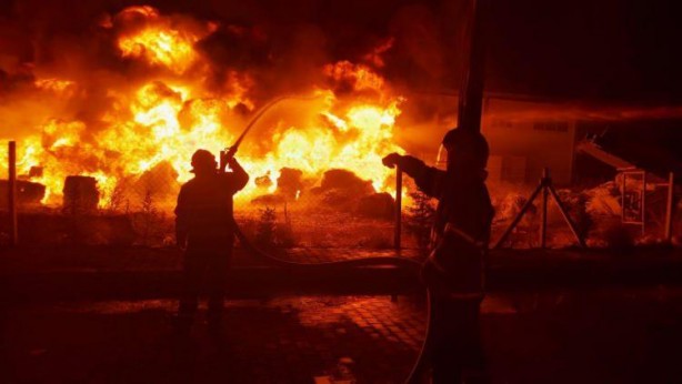 Foto - 4 saatte söndürülebildi! Niğde'de plastik geri dönüşüm tesisinde korkutan yangın