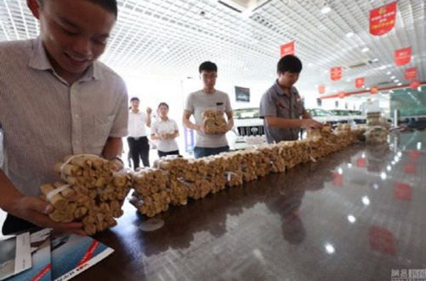 Foto - 4 ton parayla araba satın aldı!