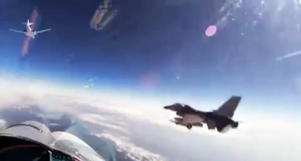 Foto - 4 ülkenin uçakları Rus jetlerinin etrafını sardı! Dünya savaşının eşiğinden dönüldü