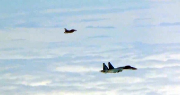 Foto - 4 ülkenin uçakları Rus jetlerinin etrafını sardı! Dünya savaşının eşiğinden dönüldü