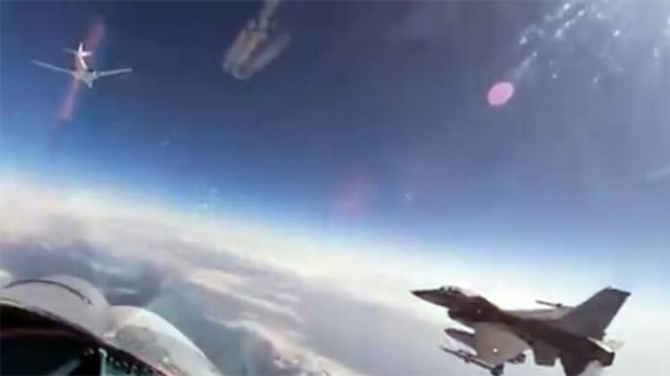 4 ülkenin uçakları Rus jetlerinin etrafını sardı! Dünya savaşının eşiğinden dönüldü