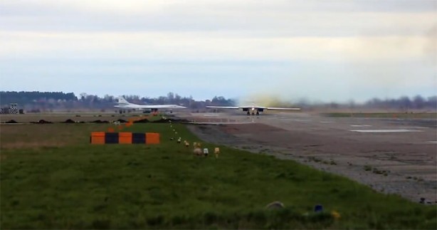 Foto - 4 ülkenin uçakları Rus jetlerinin etrafını sardı! Dünya savaşının eşiğinden dönüldü