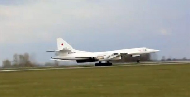 Foto - 4 ülkenin uçakları Rus jetlerinin etrafını sardı! Dünya savaşının eşiğinden dönüldü