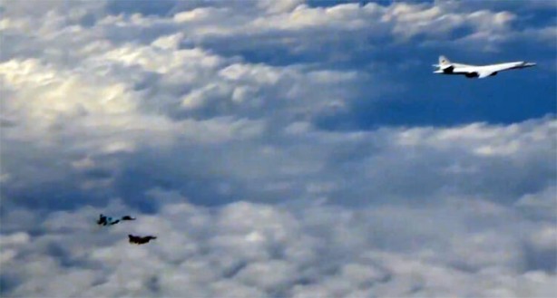 Foto - 4 ülkenin uçakları Rus jetlerinin etrafını sardı! Dünya savaşının eşiğinden dönüldü