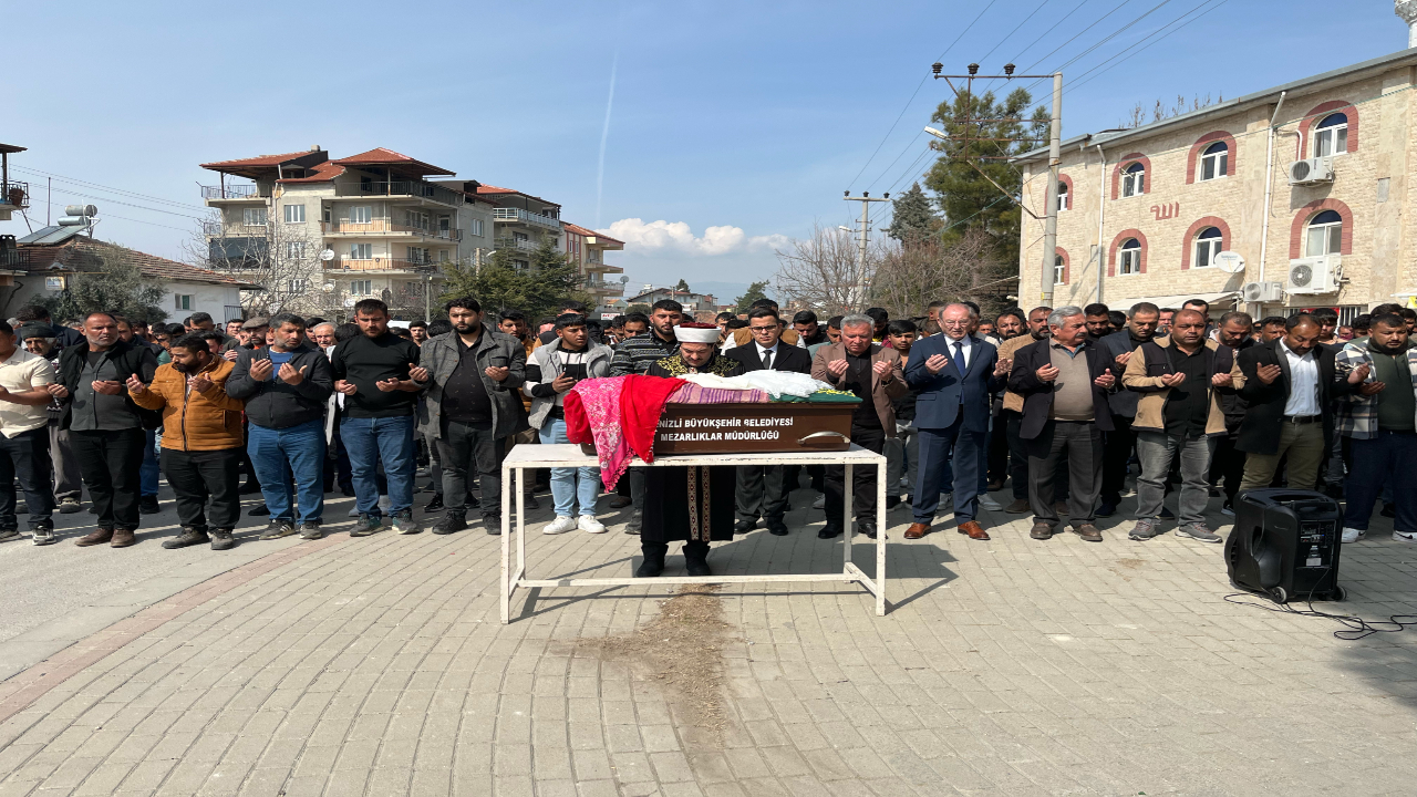 Foto - 4 yaşındaki Nazlı son yolculuğuna uğurlandı