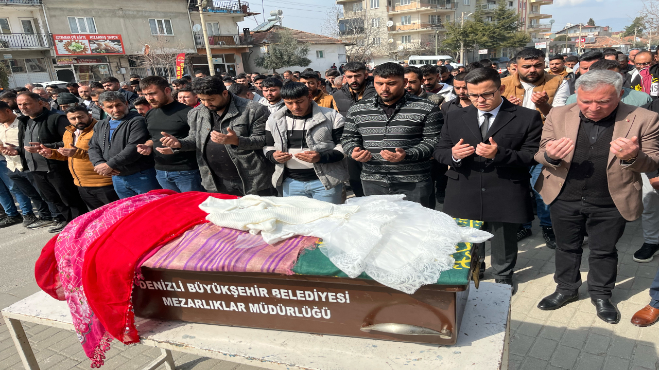 Foto - 4 yaşındaki Nazlı son yolculuğuna uğurlandı