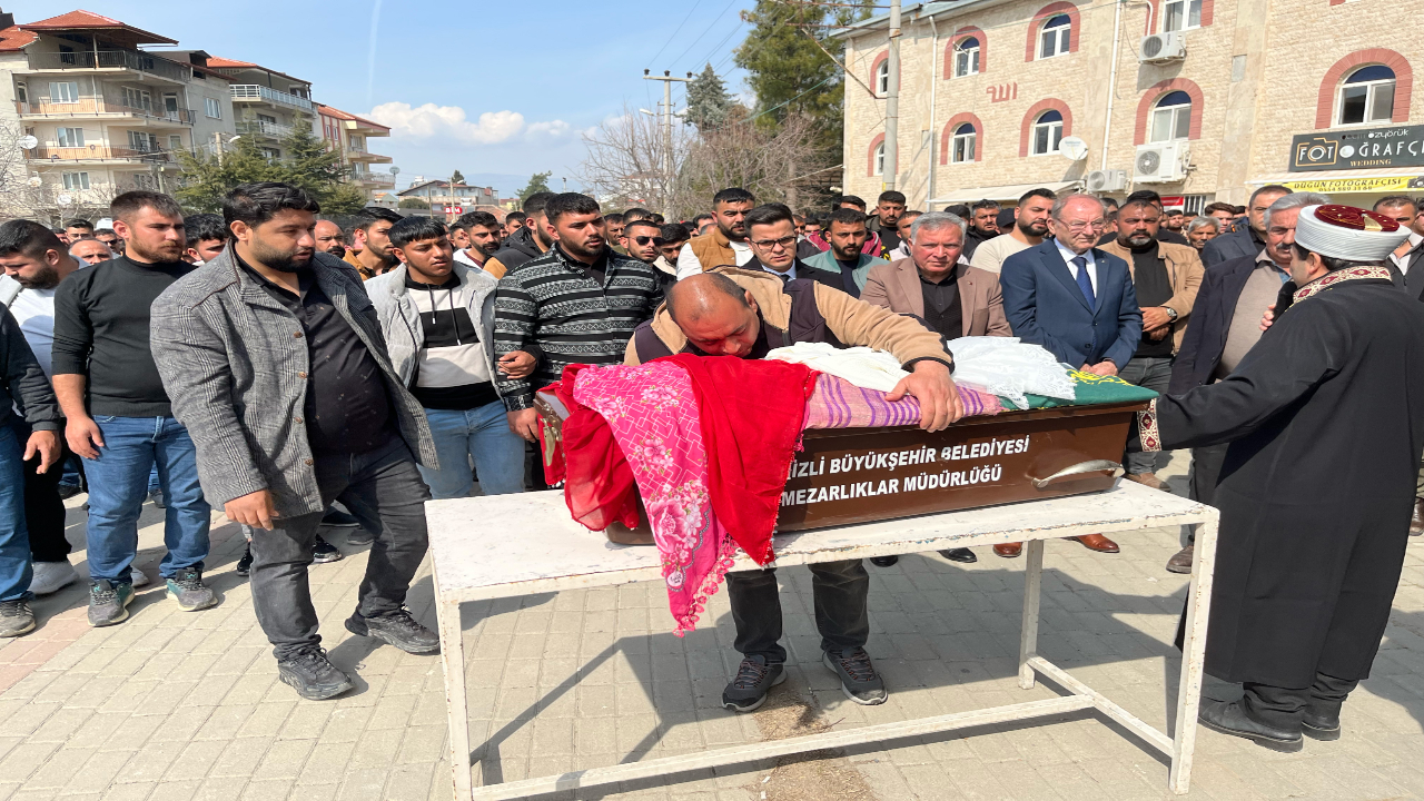 Foto - 4 yaşındaki Nazlı son yolculuğuna uğurlandı