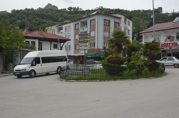 Foto - 4 yolun kesiştiği noktada duruyor! Bu mezarın sırrı ne?