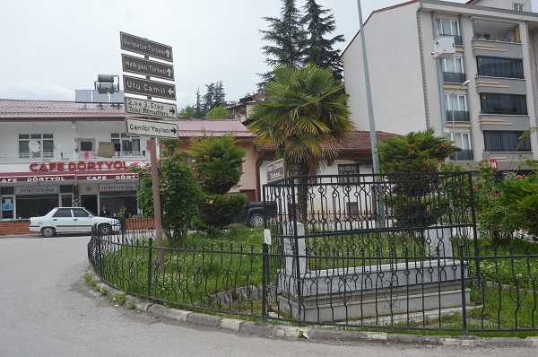 Foto - 4 yolun kesiştiği noktada duruyor! Bu mezarın sırrı ne?