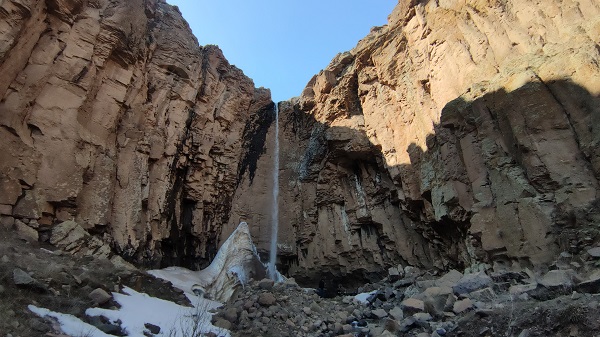 40 metre yükseklikten akan şelale coştu