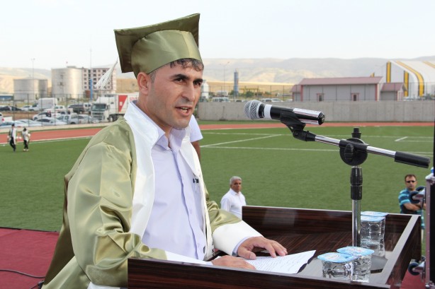 40 yaşında okul birincisi oldu...