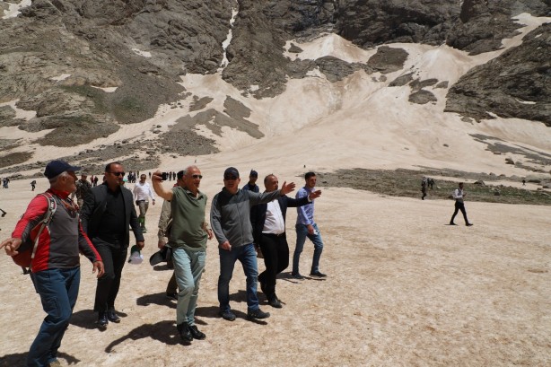 Foto - 40 yıl aradan sonra bir ilk! Teröristlerin kol gezdiği bölgede halaylar çekildi