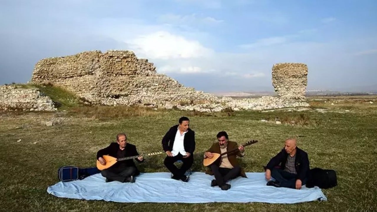 40 yıl önce yüzüyorlardı! Şimdi o yerde saz çalıp türkü söylüyorlar