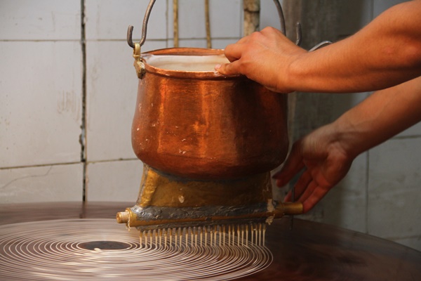 Foto - 40 yıllık kadayıf ustası yeniden işinin başına döndü