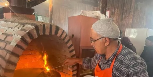 Foto - 400 yıldır haftada bir kez yapılıyor! Büyük ilgi gördü: Kavurma ve güveç yemek için akın ediyorlar