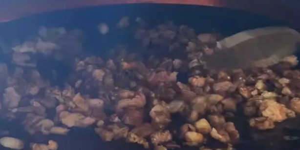 Foto - 400 yıldır haftada bir kez yapılıyor! Büyük ilgi gördü: Kavurma ve güveç yemek için akın ediyorlar