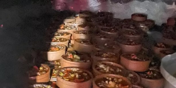 Foto - 400 yıldır haftada bir kez yapılıyor! Büyük ilgi gördü: Kavurma ve güveç yemek için akın ediyorlar