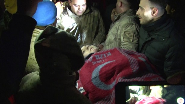 Foto - 42 saat sonra kurtarılan 16 yaşındaki kızın isteği bakın ne oldu!