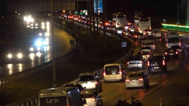 Foto - 43 ilin geçiş güzergahında kilometrelerce araç kuyruğu!