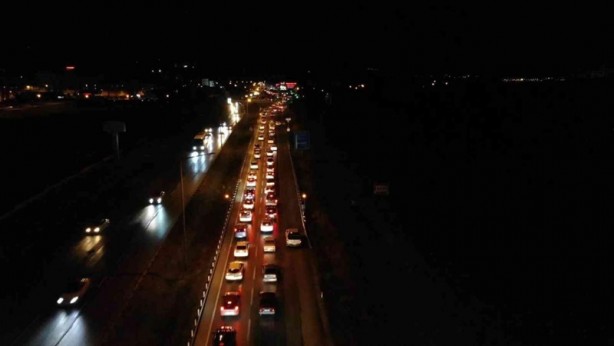 Foto - 43 ilin geçiş güzergahında kilometrelerce araç kuyruğu!