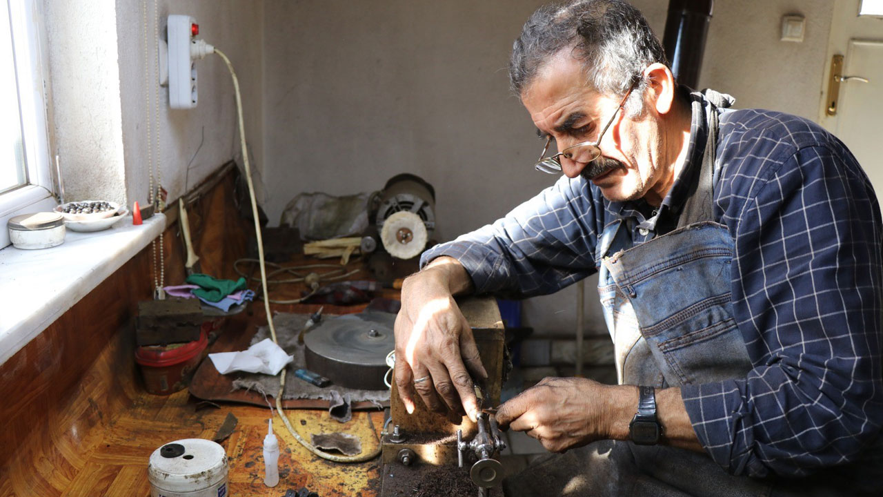 45 yıldır sabırla işliyor! Bir ömür aynı tezgahın başında