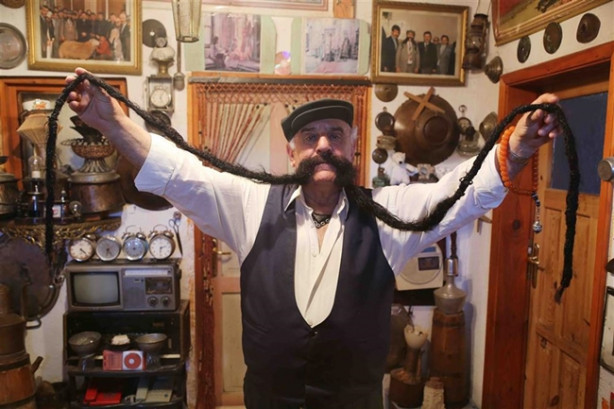 Foto - 47 senedir bıyıklarını kesmiyor! Bakın neden...