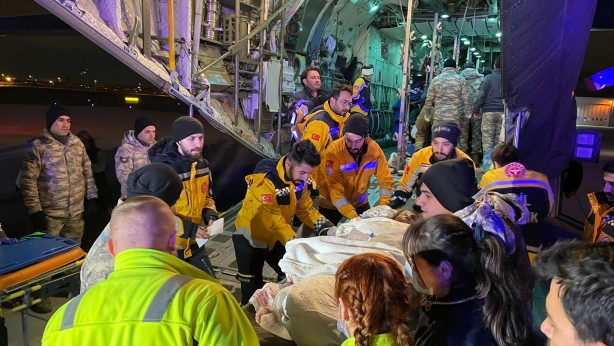 47 yaralı askeri kargo uçağıyla İstanbul’a getirildi