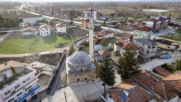 490 yıllık cami vandallara direnemedi