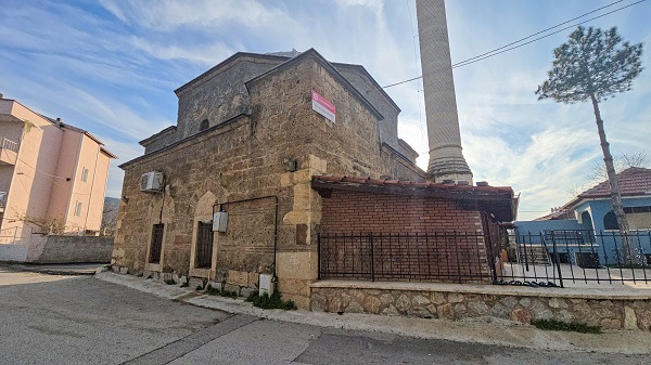 Foto - 490 yıllık cami vandallara direnemedi