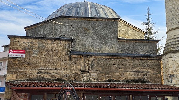 Foto - 490 yıllık cami vandallara direnemedi
