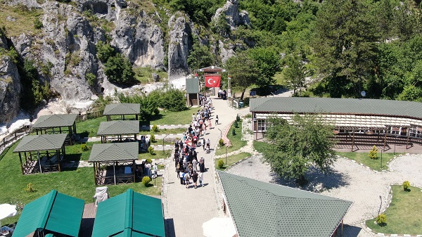 Foto - 5 bin nüfuslu ilçe dolup taştı