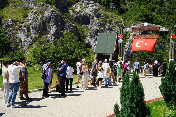 Foto - 5 bin nüfuslu ilçe dolup taştı