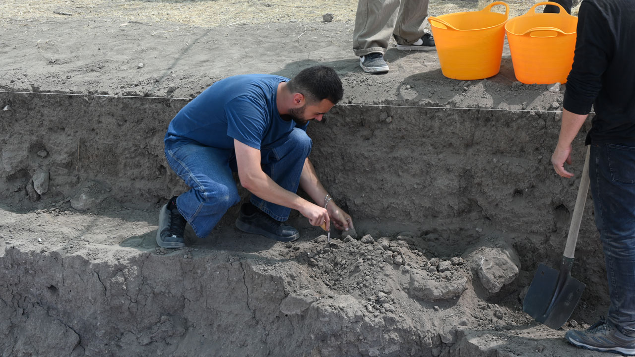 Foto - 5 bin yıllık sır! Eskişehir’de taş sandukada izler bulundu