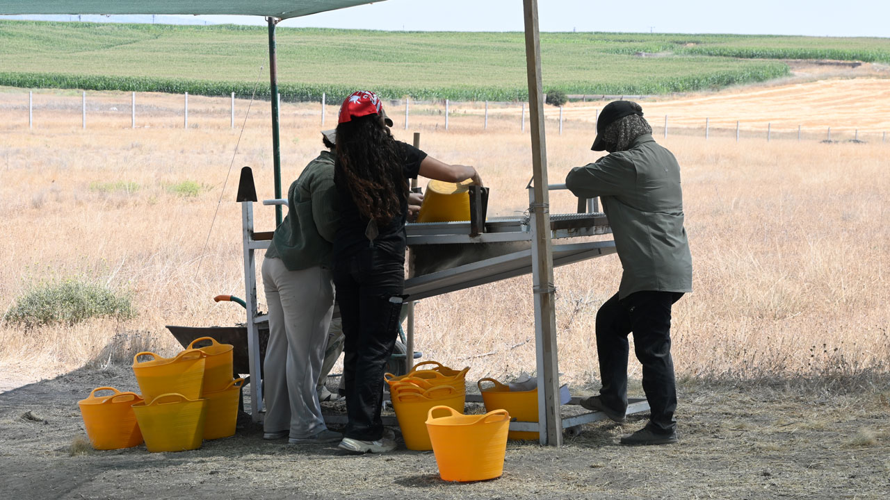 Foto - 5 bin yıllık sır! Eskişehir’de taş sandukada izler bulundu