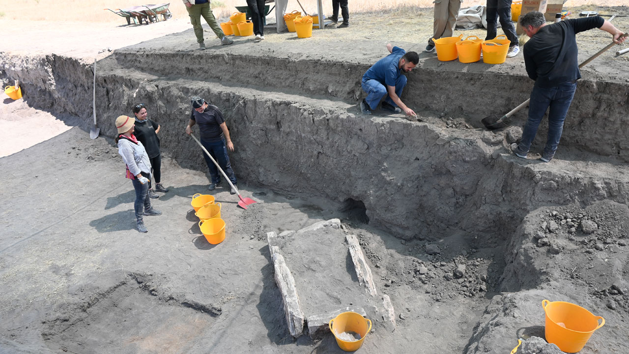 Foto - 5 bin yıllık sır! Eskişehir’de taş sandukada izler bulundu