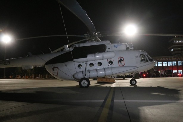 Foto - 5 helikopter yangına gece müdahalesi için hazırlanıyor