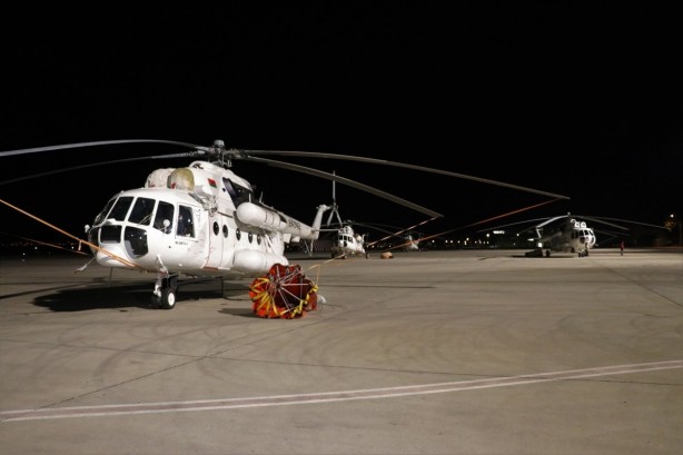 Foto - 5 helikopter yangına gece müdahalesi için hazırlanıyor