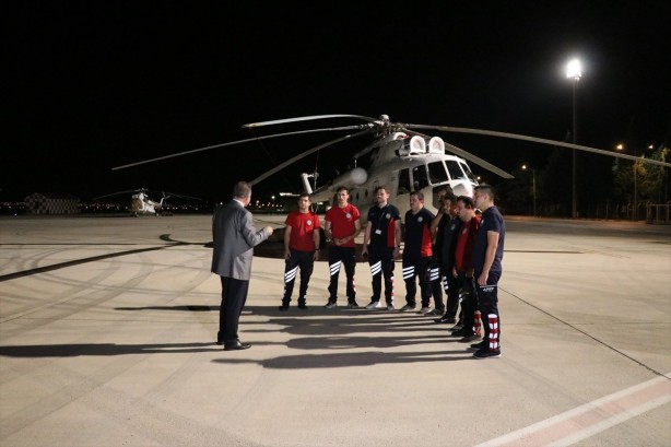 Foto - 5 helikopter yangına gece müdahalesi için hazırlanıyor