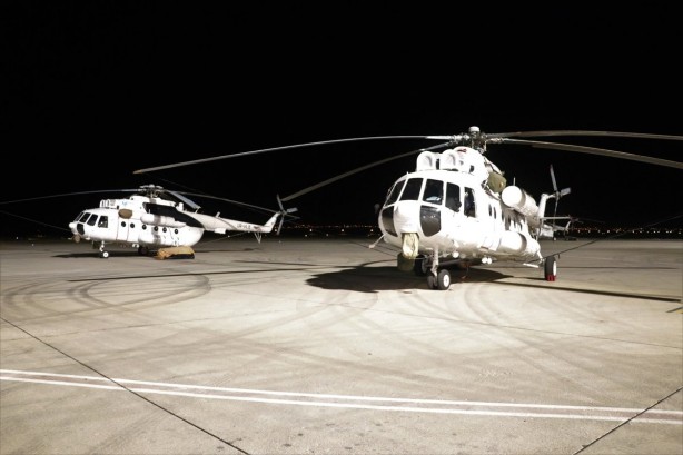 5 helikopter yangına gece müdahalesi için hazırlanıyor