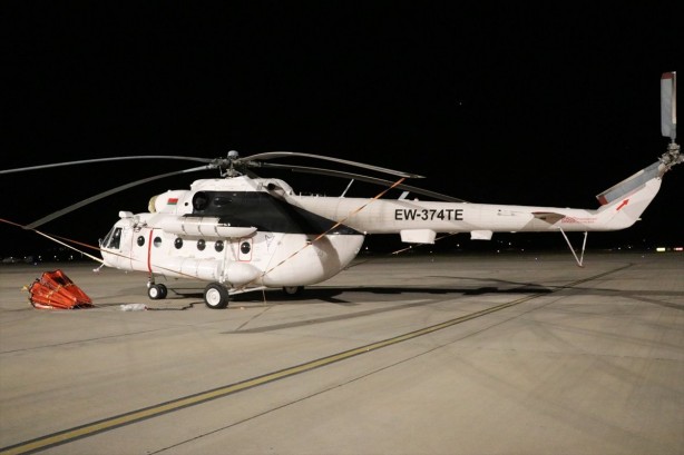 Foto - 5 helikopter yangına gece müdahalesi için hazırlanıyor